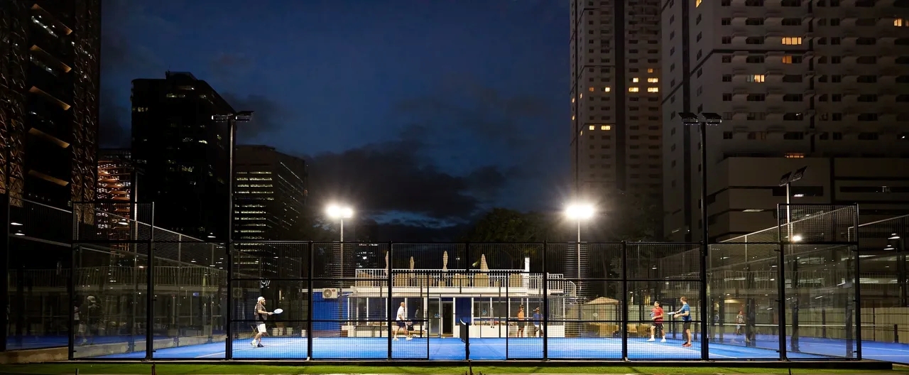 Aux Philippines, le Padel se joue entre les immenses gratte-ciel !